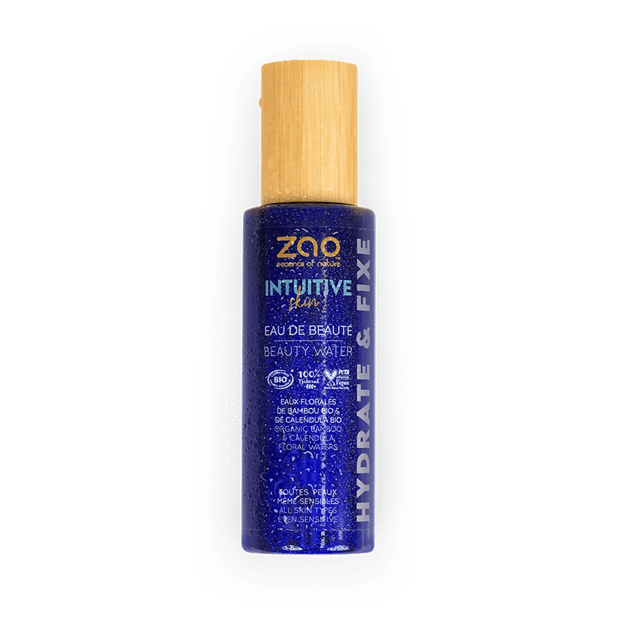 Antioxidativ, feuchtigkeitsspendend und fixierend – das ZAO Beauty Water ist Ihr täglicher Schönheitspartner! Angereichert mit Bio-Bambus und Bio-Ringelblumenblütenwasser schützt es die Haut vor äußeren Einflüssen, spendet intensive Feuchtigkeit und verlängert die Haltbarkeit des Make-ups – für einen frischen, strahlenden Teint den ganzen Tag lang.