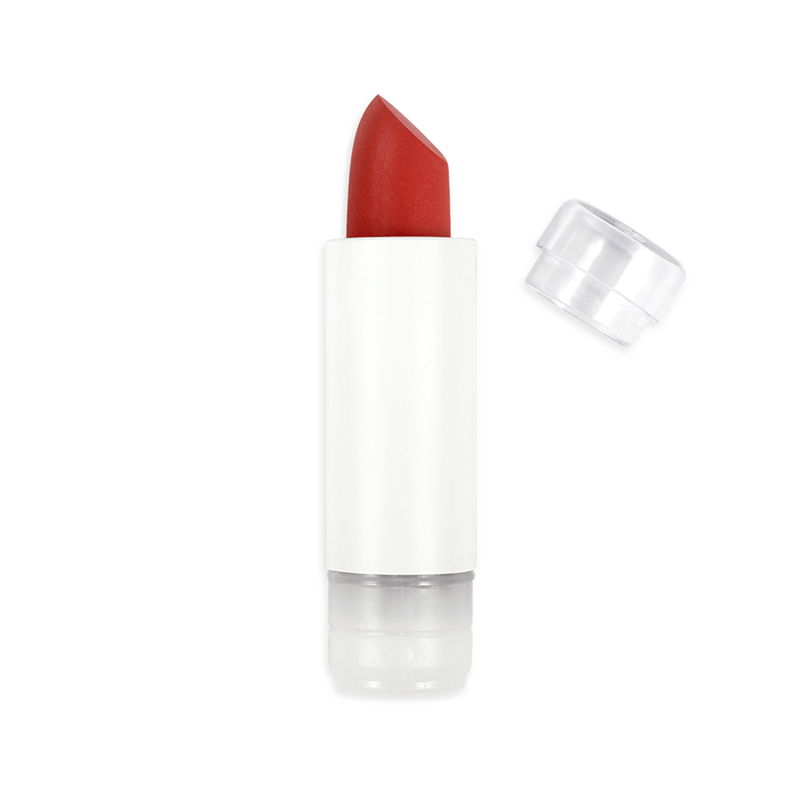 Der Daring-Lippenstift mit mattem Finish bietet eine vollständige und angenehme Abdeckung. Angereichert mit Bio-Rizinusöl, das für seine reinigenden und weich machenden Eigenschaften bekannt ist. Seinem lang anhaltenden Halt und seiner ultrapigmentierten Farbe kann man kaum widerstehen.