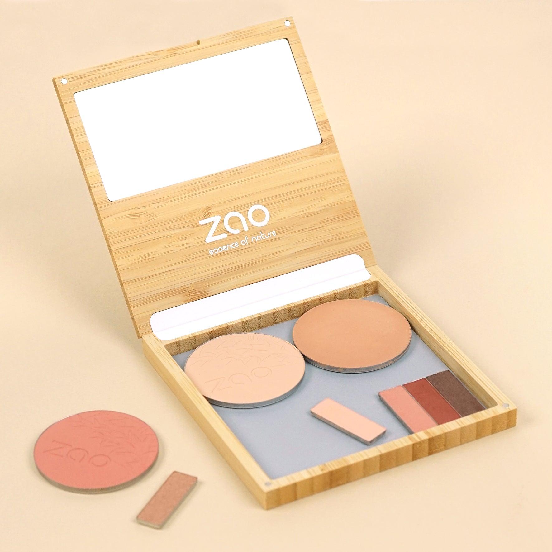 L FOR LIBERTY & LIMITLESS Entdecken Sie unsere neue Kompositionspalette, das Zwischenprodukt zwischen der Bamboo Box M und der XL, um Ihre Make-up-Routine völlig frei zu personalisieren! Die Bamboo Box L ist eine magnetische Make-up-Palette, die Platz für 4 große Puder oder 27 Lidschatten oder eine Mischung aus beiden bietet.