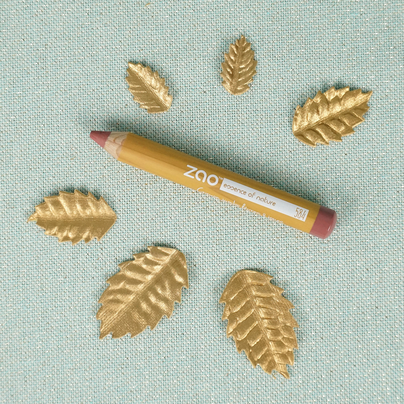 Mit diesem 2-in-1-Stift mit breiter Mine können Sie Ihre Wangen für einen sofortigen, gesunden Glanz färben und Ihre Lippen für einen glamourösen Mund verschönern. Dank seiner weichen, gleitenden Textur lässt sich der Jumbo-Stift für Lippen und Wangen von ZAO ganz einfach auftragen, dehnen und mit dem Finger oder Pinsel verblenden. Das Holz der ZAO-Bleistifte ist PEFC-zertifiziertes kalifornisches Zedernholz, das eine nachhaltige Waldbewirtschaftung garantiert.