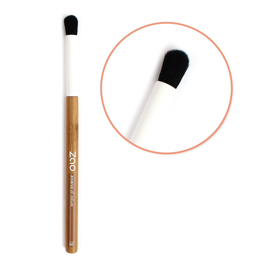 Blending Brush von ZAO essence of nature. Stiel aus Bambus. Pinselhaare leicht abgerundet. Auf der rechten Seite sieht man eine Vergrößerung der Pinselspitze.