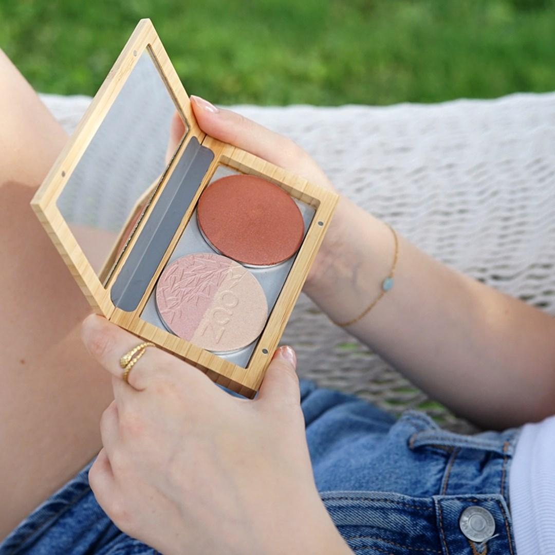 Abbildung der Bamboo Box Medium, wird von einer Frau gehalten, befüllt mit einem Shine Up Powder und einem Blush. 