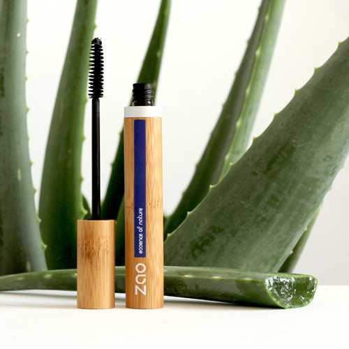 Mascara Aloe Vera geöffnet, Bambus Verpackung, im Hintergrund eine Aloe Vera Pflanze