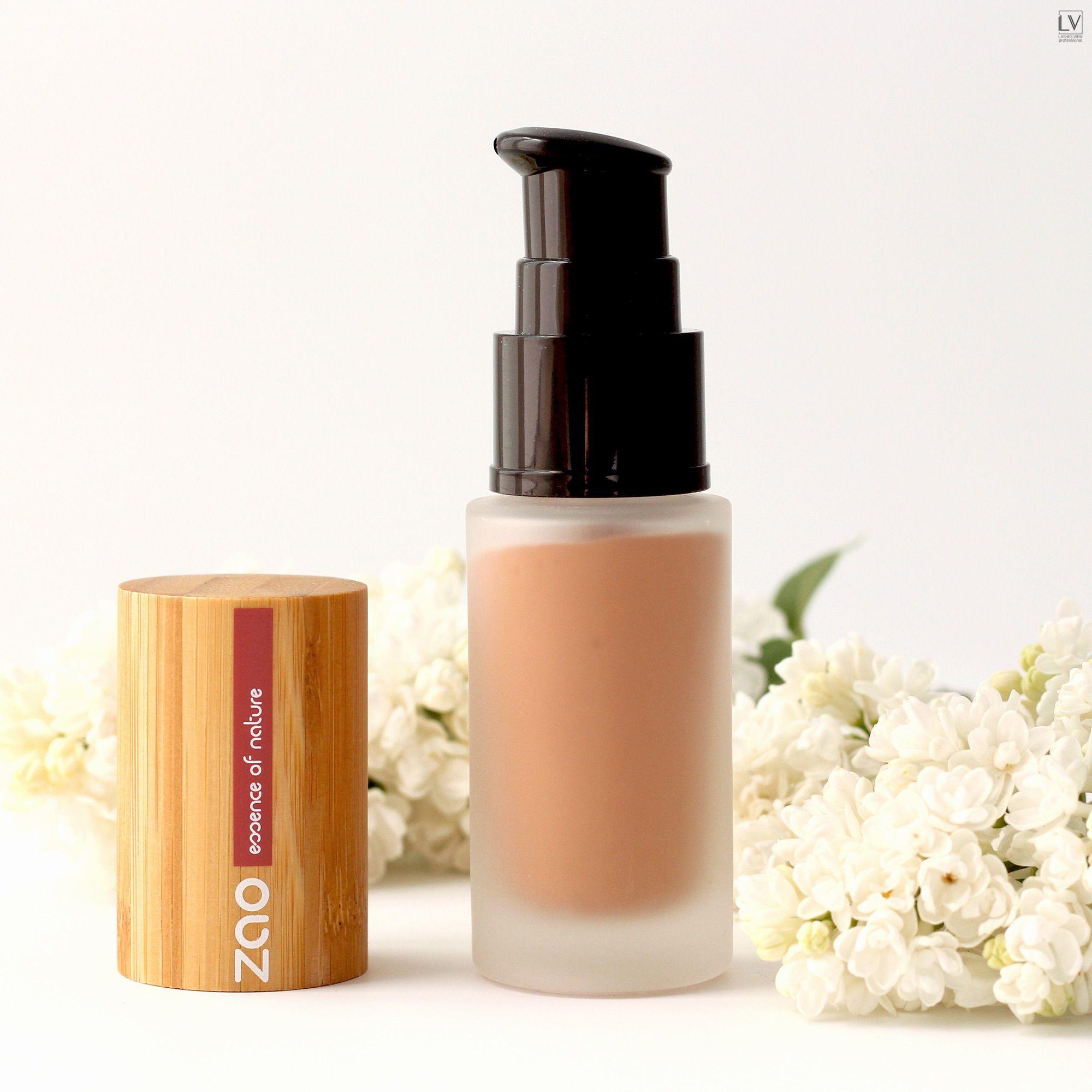 Fluid Foundation, Bambus Verpackung, mit Blumen im Hintergrund