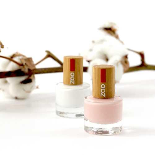 ZAO essence of nature,  French Manicure aufgereiht mit einem Baumwollzweig im Hintergrund