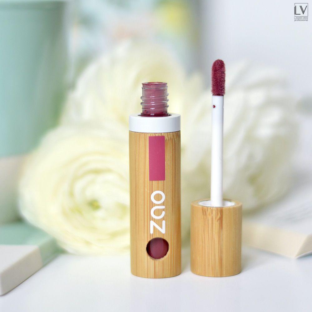 Lip Ink von ZAO essence of nature, Schaumapplikator, Rosen im Hintergrund