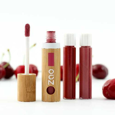 Lip Polish von ZAO essence of nature, eine Bambus Verpackung geöffnet mit Schaumapplikator, im Hintergrund zwei Refill Lip Polish 