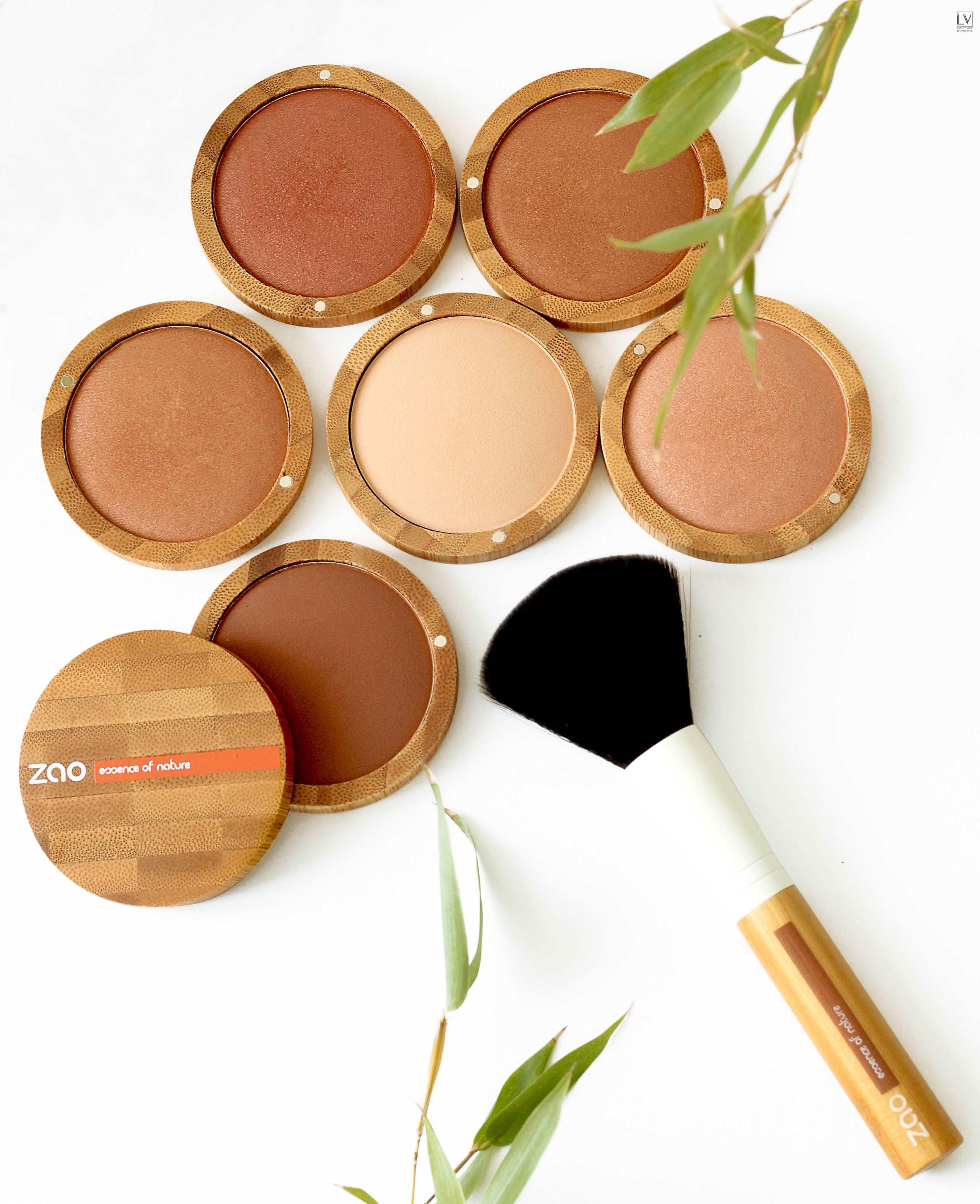 Mineral Cooked Powder, Naturkosmetik auf höchstem Niveau, alle Farben aufgereiht mit einer Bambus Pflanze im Hintergrund und der Blush Brush 