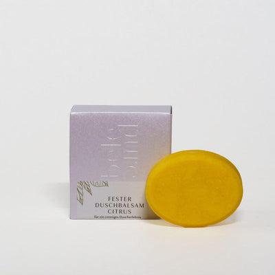 Der feste Duschbalsam Citrus duftet herrlich und zeichnet sich durch ein angenehmes Schaumverhalten aus. Der Einsatz von Bio Inca Inchi Öl macht diesen Duschbalsam besonders wertvoll, denn dieses hochwertige Öl wirkt entzündungshemmend, pflegt trockene Haut und ist stark zellregenerierend.