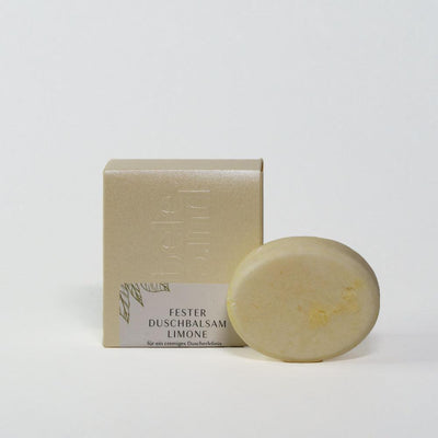 Der feste Duschbalsam Limone duftet herrlich und zeichnet sich durch ein angenehmes Schaumverhalten aus. Der Einsatz von Bio Inca Inchi Öl macht diesen Duschbalsam besonders wertvoll, denn dieses hochwertige Öl wirkt entzündungshemmend, pflegt trockene Haut und ist stark zellregenerierend. 
